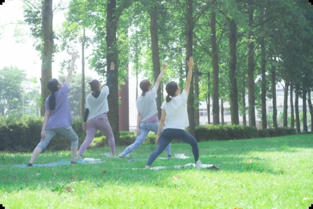 公園でヨガをしている4人の女性の画像