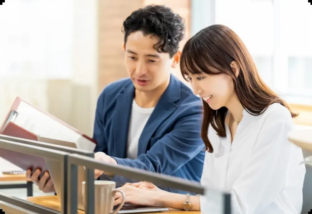 男性と女性が仕事をしている画像